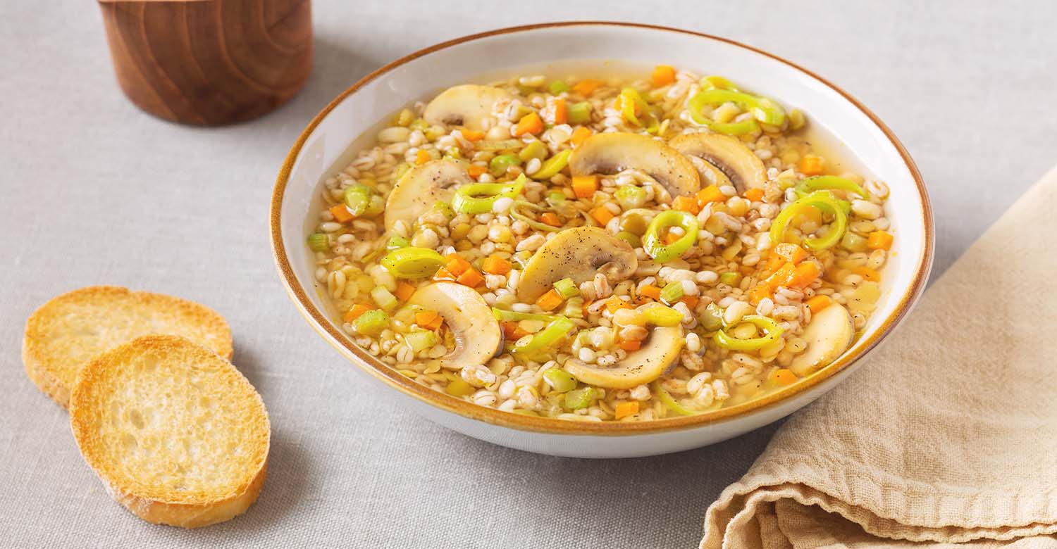 Zuppe di cereali e legumi con champignon e olio al rosmarino