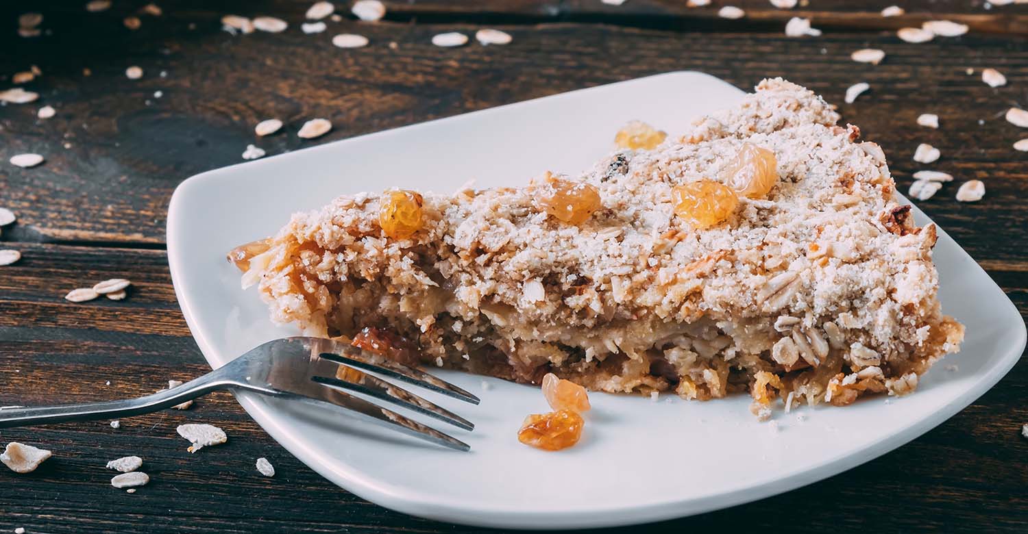 Fetta di torta di mele con uvetta e senza zucchero