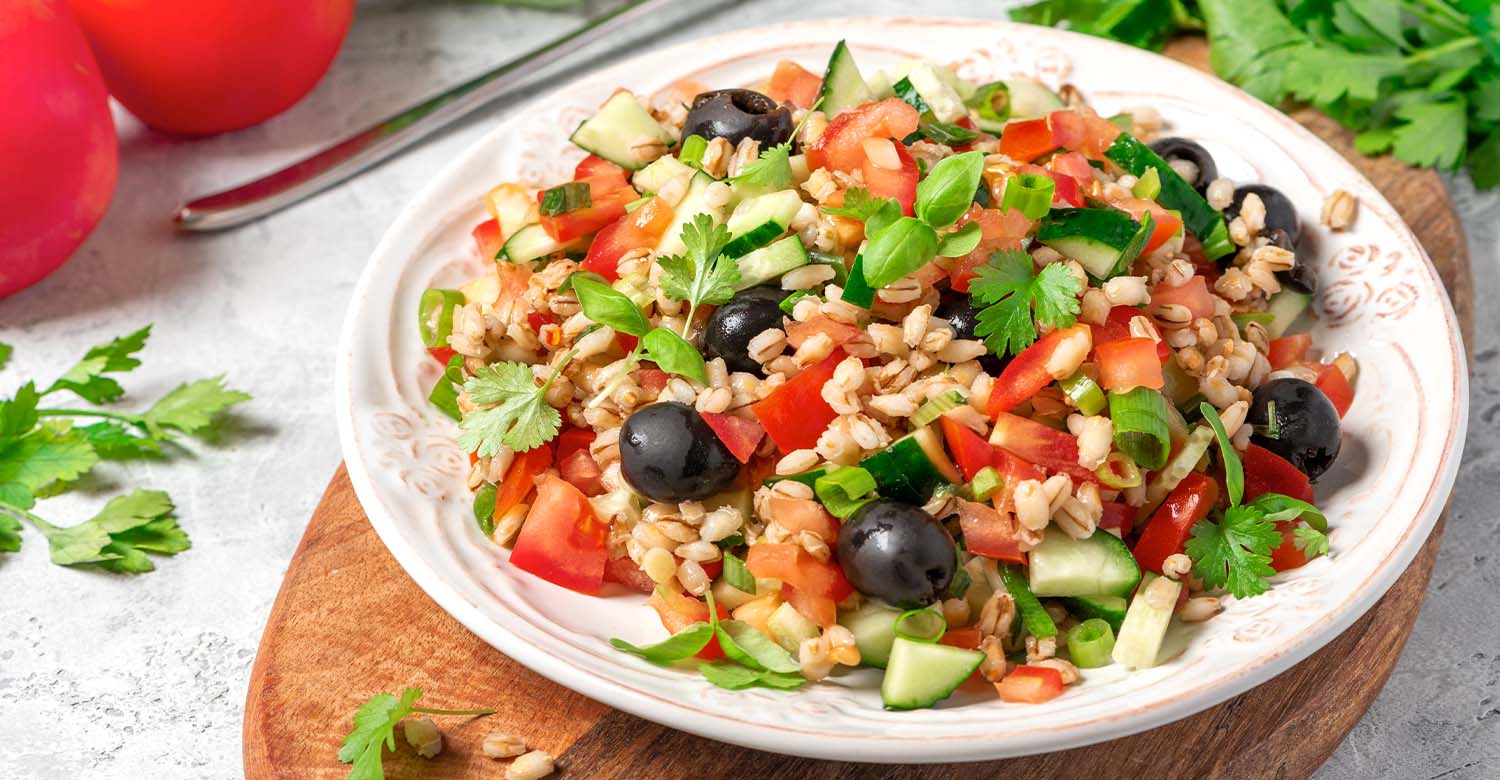 Insalata di farro con pomodoro, erbette e olive - Cibo salutare