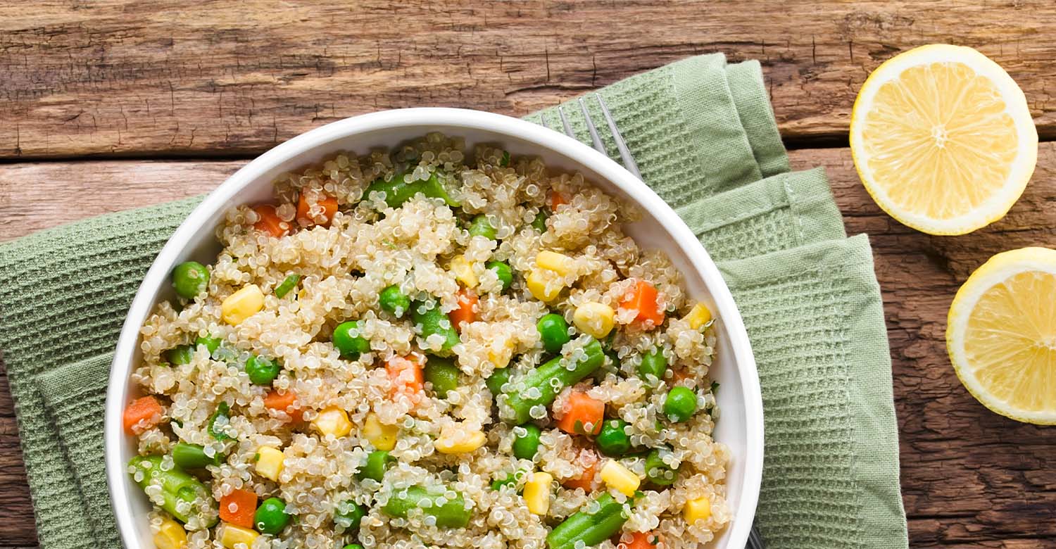 Piatto di quinoa con verdure