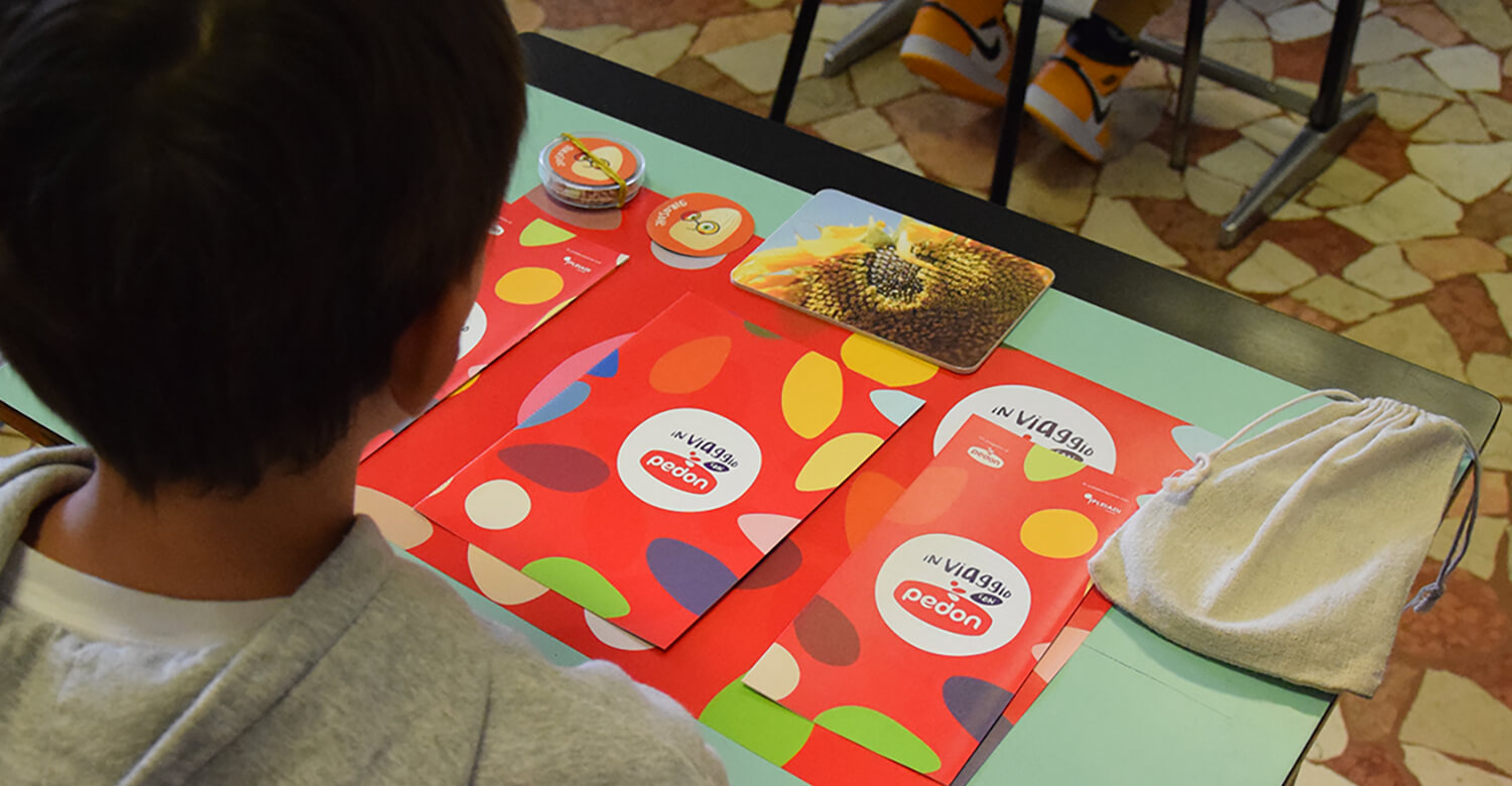 Bambino attento su un banco di scuola