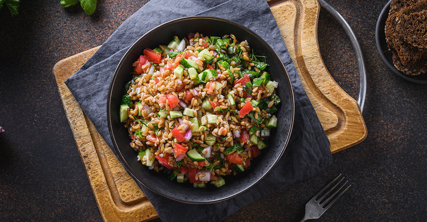 Insalata di farro con verdura e pomodorini, piatti salutari