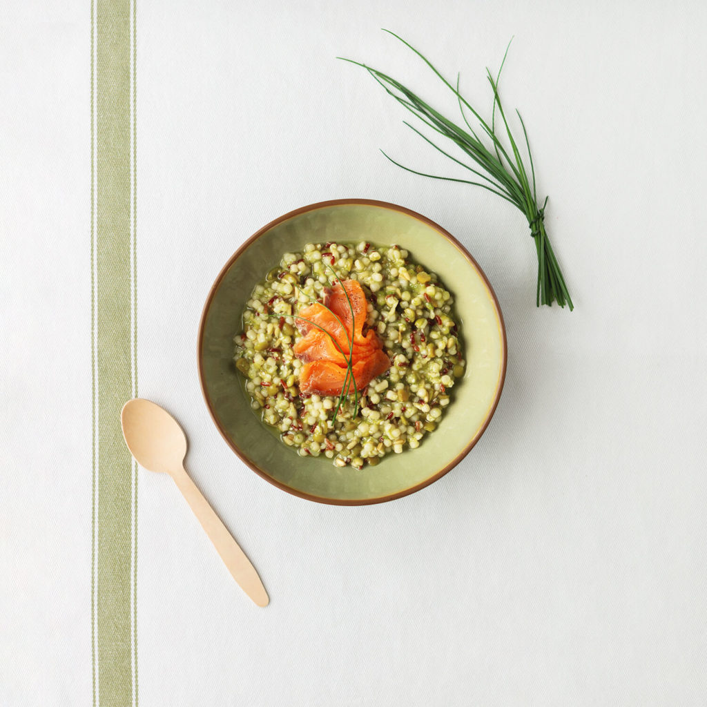 cereali e piselli con crema di zucchine e salmone topview