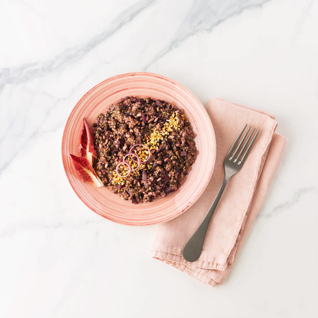 miglio e lenticchie al radicchio rosso e nocciole topview