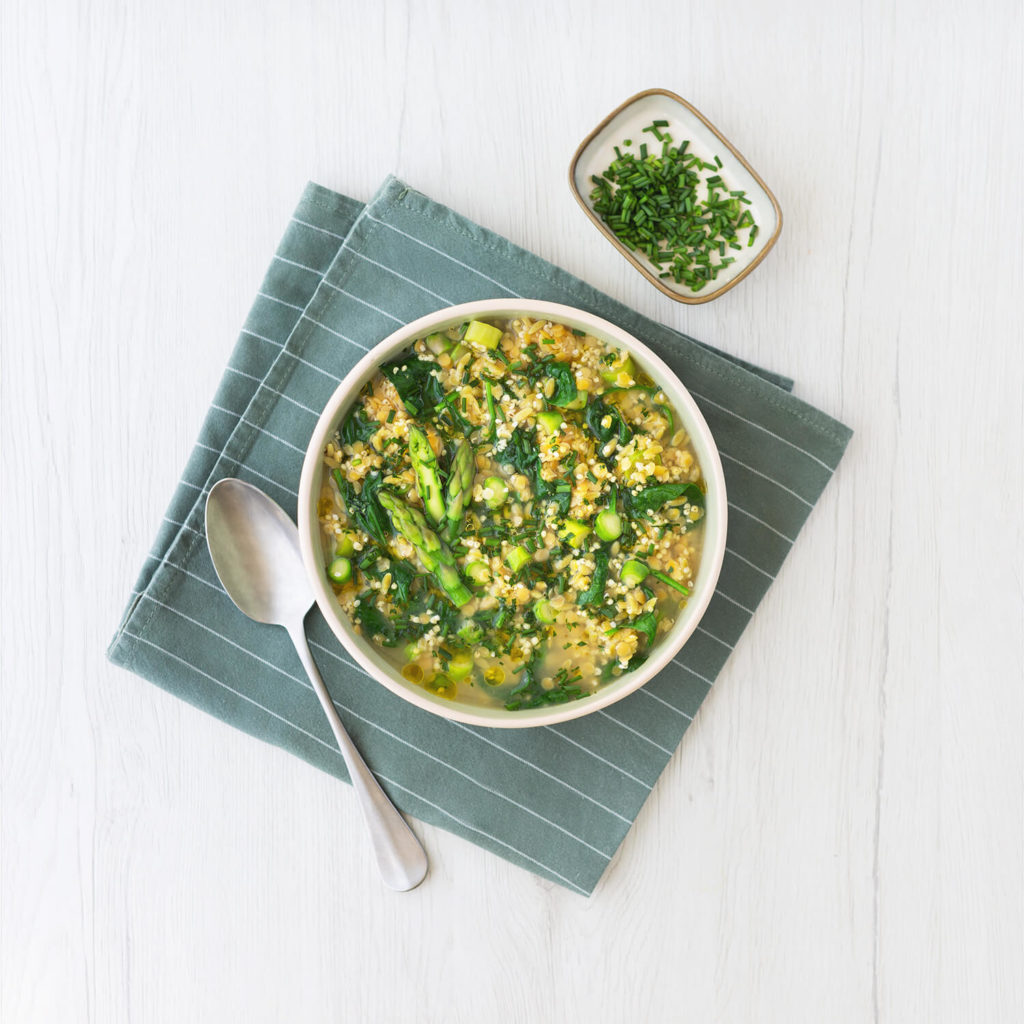 zuppa di legumi e miglio con asparagi e spinaci topview