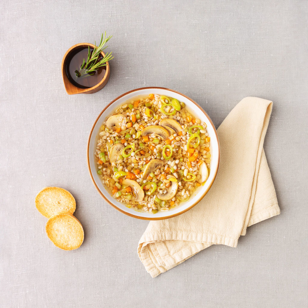 zuppa di cereali e legumi con champignon topview